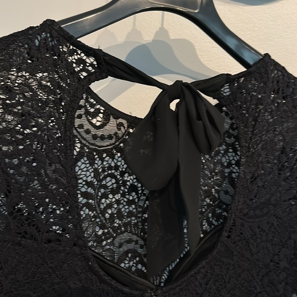 B. Smart Black Lace Dress - Picture 4 of 4